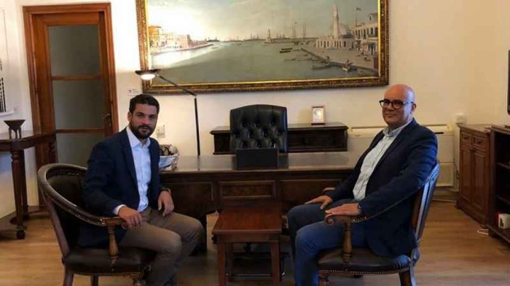 Σαφέστατα... καλύτερος ο κύριος Βάμβουκας!