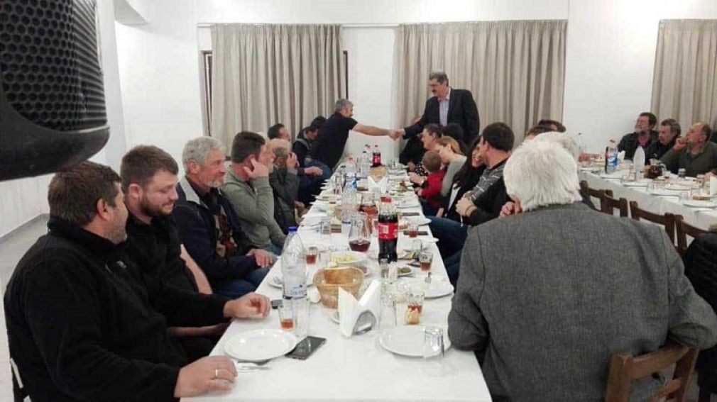 Δεν μπορεί να πάει ούτε για καφέ...