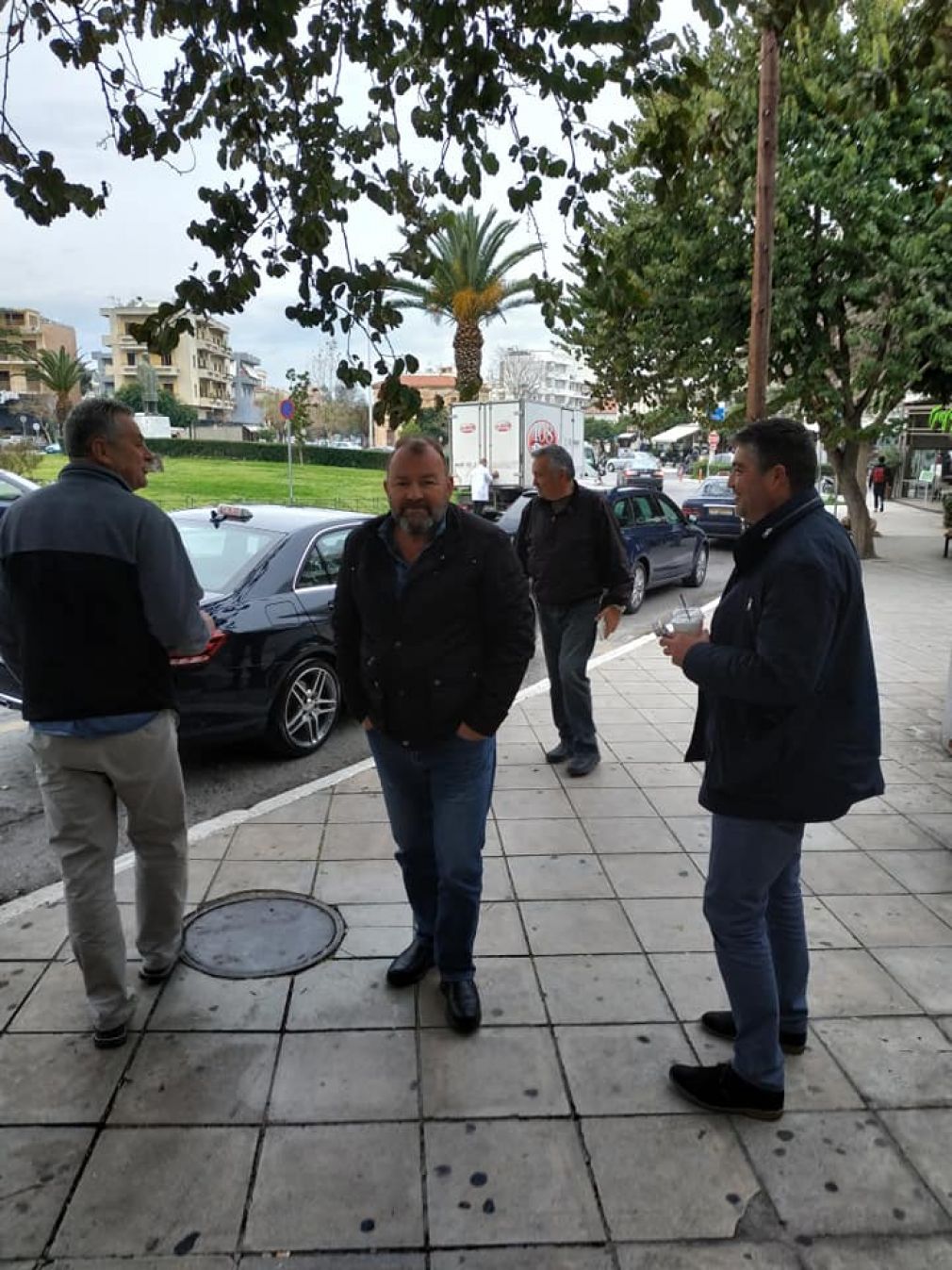 Στην πρώτη γραμμή ο Ηλίας και οι ταξιτζήδες!