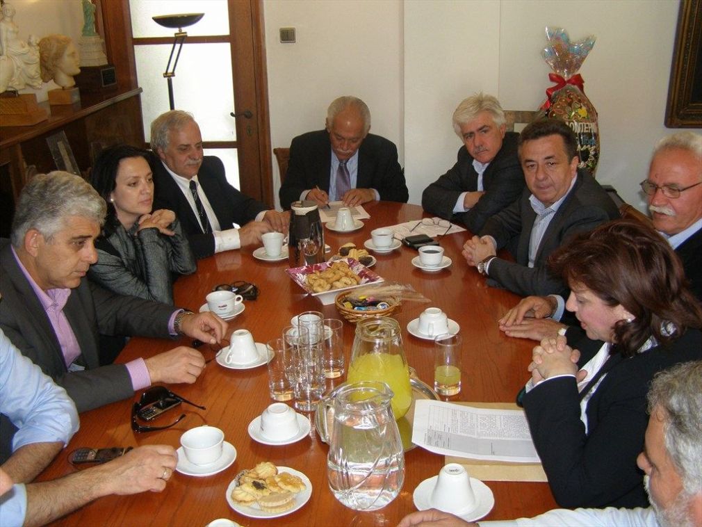 Άλλοι θέλουν γκάλοπ, άλλοι χρίσμα και άλλοι δήμο!