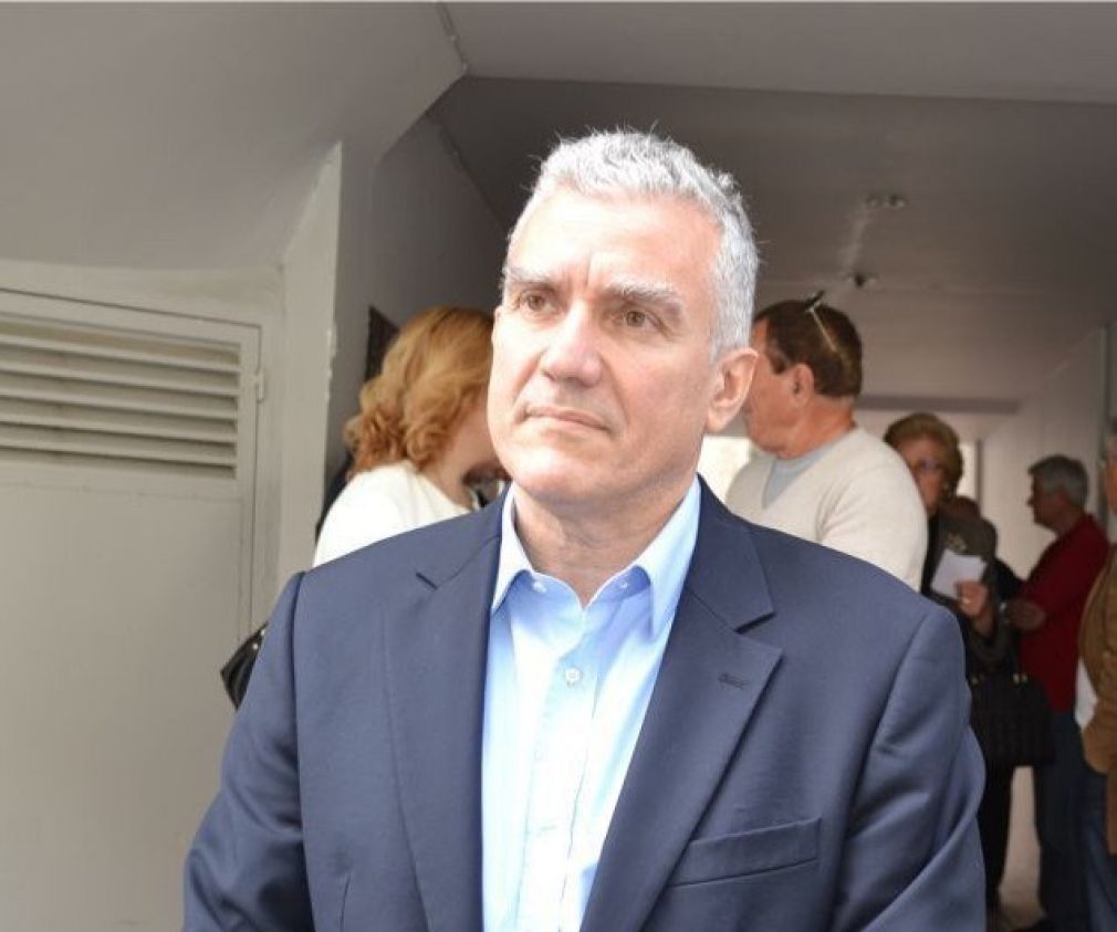 Μάλλον πως την “λέει” σε κάποιον ο Μανούσος...