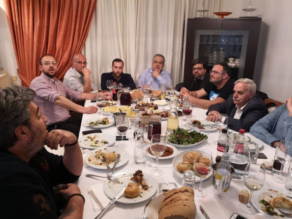 Μαμ... με τους δημοσιογράφους!