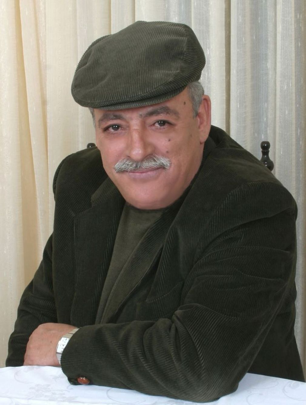 Μακριά... μακριά...