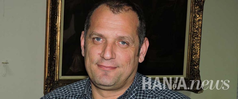 Περιμένει... και αυτός...