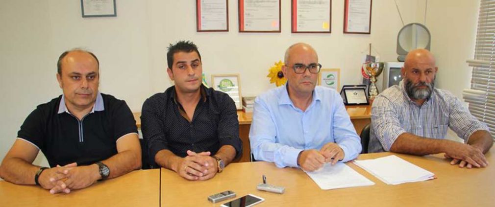 ΑΝΔΡΕΑΔΗΣ ΜΑΝΩΛΗΣ... να μείνει και αυτός αφού είναι "ευτυχισμένος" εκεί!