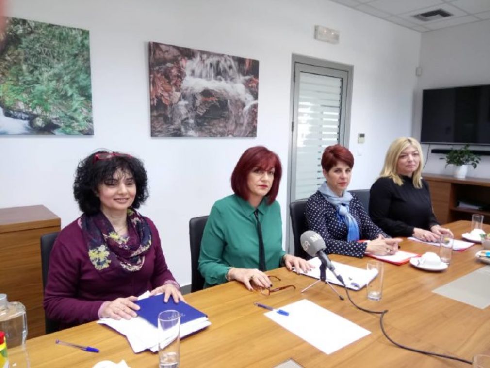 Βοήθα... έτσι πρέπει...