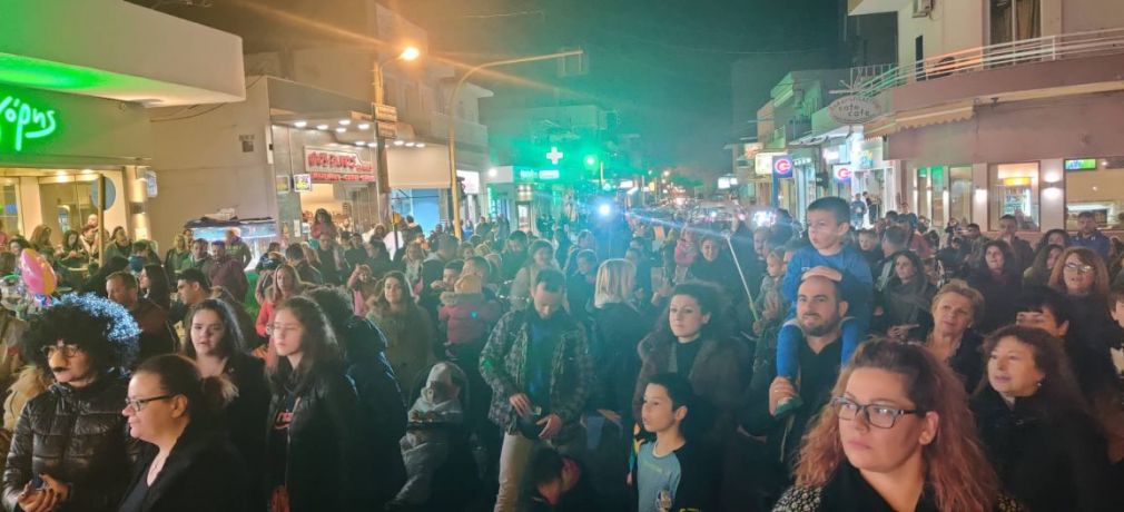 “Μικρή” αποδείχτηκε η πλατεία Σούδας για τον Τόνι Σφήνο και το Χανιώτικο Καρναβάλι!