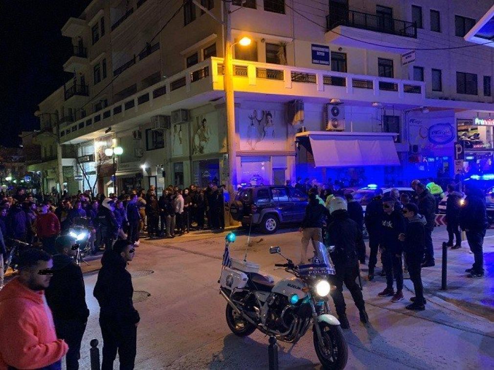 Φωτοβολίδες και προσαγωγές στο κέντρο των Χανίων! Όταν η "βλακεία" χτυπάει στον εγκέφαλο!