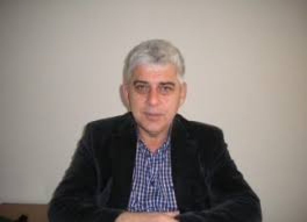 Φτιάξε ρε Μανώλη ένα facebook...