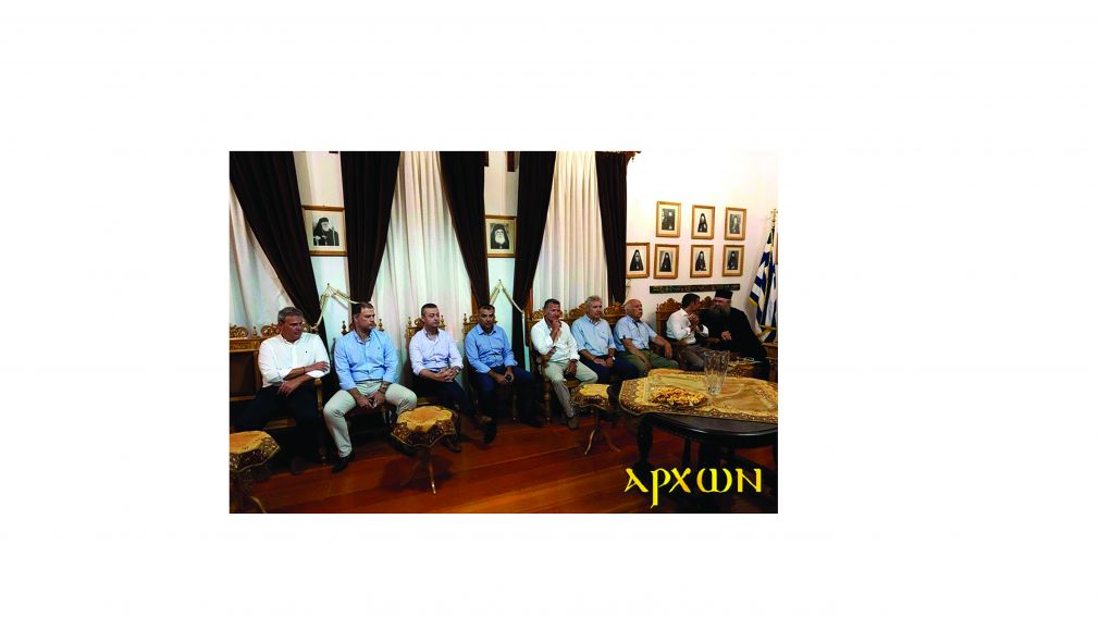 Νέοι άνθρωποι δίπλα στον πρόεδρο...