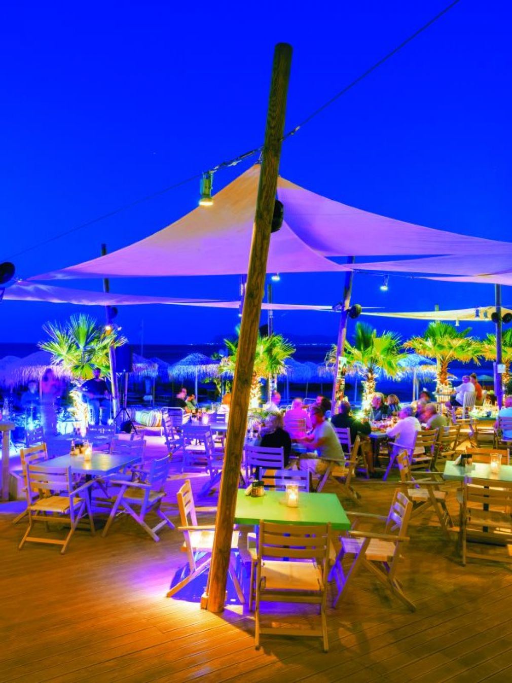 Almira Beach Bar &amp; Restaurant για πάρτη μας!